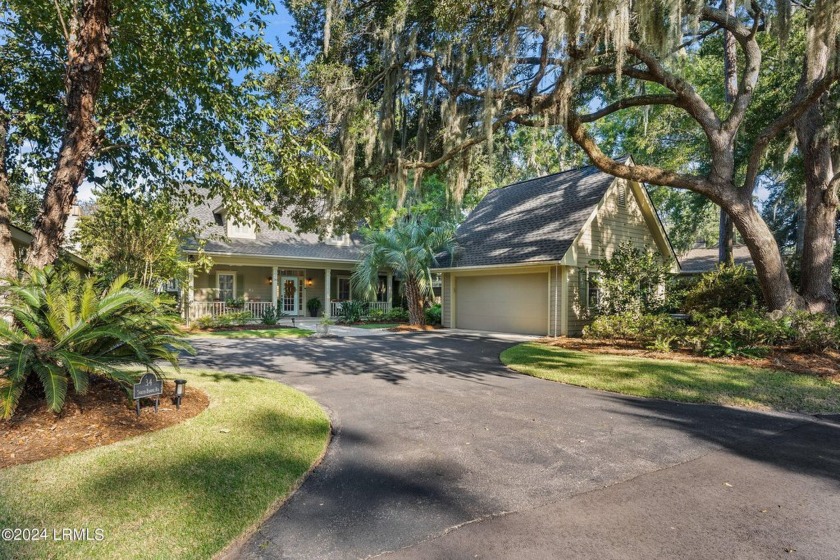 This Dataw Island home awaits its new owner with a picturesque - Beach Home for sale in Dataw Island, South Carolina on Beachhouse.com