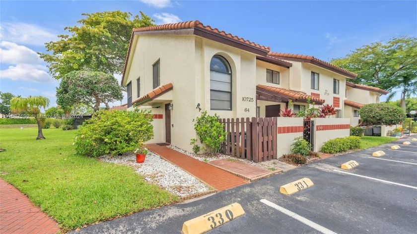 Elegantly updated, light-filled corner condo featuring soaring - Beach Condo for sale in Boynton Beach, Florida on Beachhouse.com