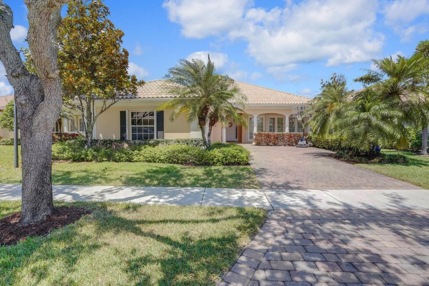 Step inside and discover this beautiful renovated Carlyle model - Beach Home for sale in Wellington, Florida on Beachhouse.com