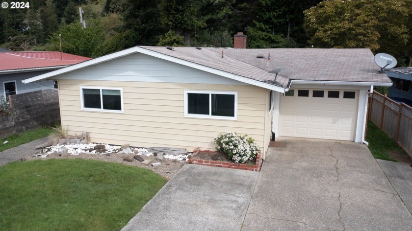 Don't miss out on this move-in ready 4 Bedroom 2-1/2 Bath home - Beach Home for sale in Reedsport, Oregon on Beachhouse.com