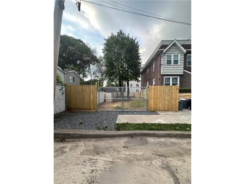 Build your dream home, zoning R3X, lot size: 25x93.8. land - Beach Lot for sale in Staten  Island, New York on Beachhouse.com