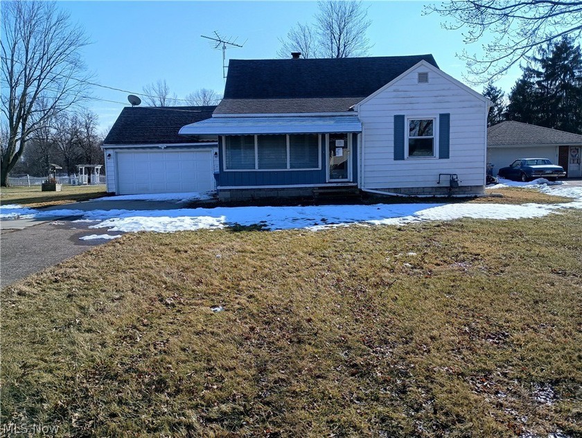 Bungalow on just under 1 acre lot with detached barn. First - Beach Home for sale in Lorain, Ohio on Beachhouse.com