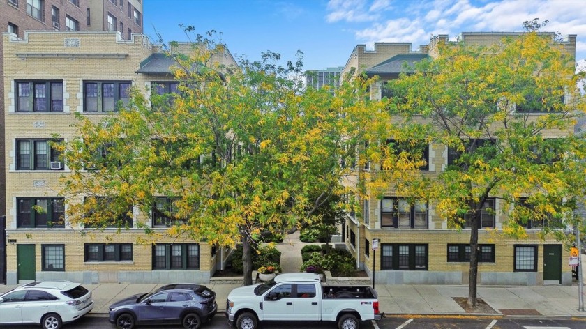 Very charming, vintage one-bedroom condominium available in an - Beach Home for sale in Chicago, Illinois on Beachhouse.com