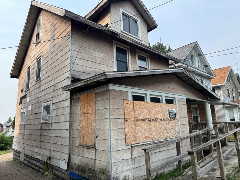 Single Family house with 2 bedrooms and 2 full baths. This - Beach Home for sale in Erie, Pennsylvania on Beachhouse.com