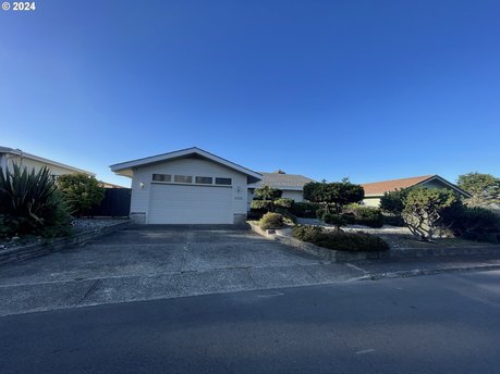 Beautiful home located in the heart of Brookings where you can - Beach Home for sale in Brookings, Oregon on Beachhouse.com