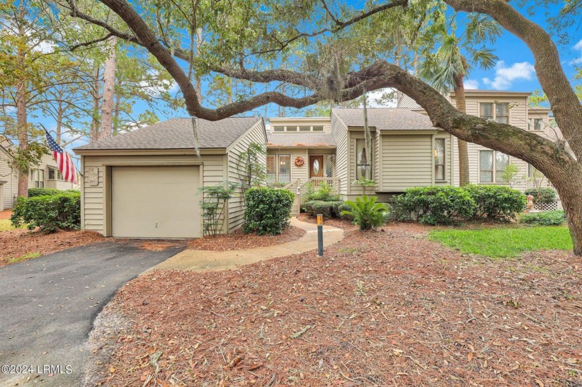 Well cared for end unit in Calibogue Club Villas with garage! - Beach Townhome/Townhouse for sale in Hilton Head Island, South Carolina on Beachhouse.com