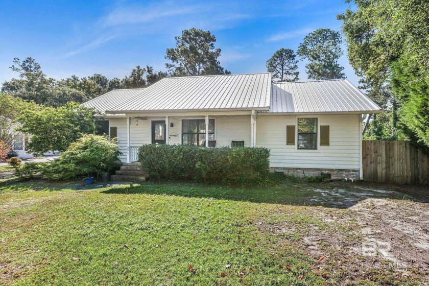 Charming 3BR/2BA home on a large high and dry - shaded lot - Beach Home for sale in Gulf Shores, Alabama on Beachhouse.com