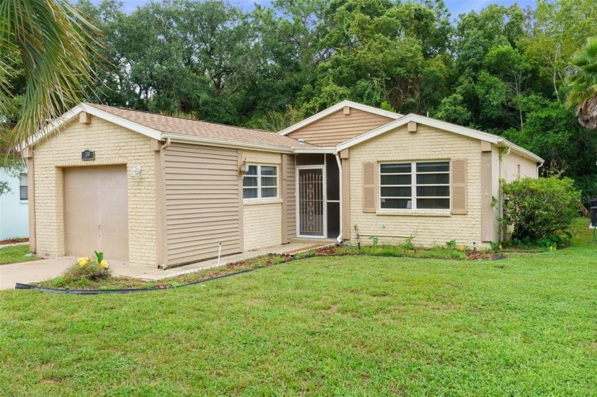 Welcome home!  This 2 bedroom, 2 bath home, 1 car garage home in - Beach Home for sale in Homosassa, Florida on Beachhouse.com