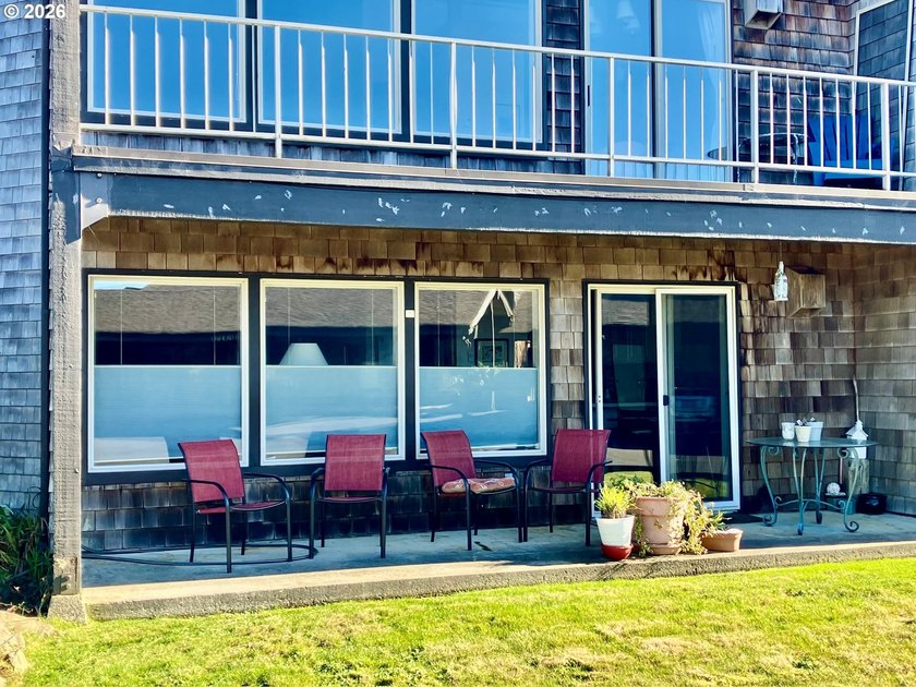 Nestled at Bay Bridge, this charming 2 bedroom, 2 bathroom condo - Beach Condo for sale in Florence, Oregon on Beachhouse.com