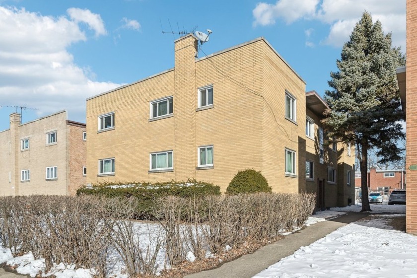 Welcome to this spacious 3-bedroom, 1.5-bath condo in the heart - Beach Home for sale in Skokie, Illinois on Beachhouse.com
