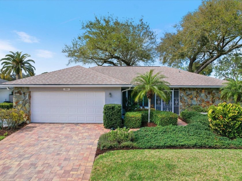Beautifully maintained 2-bedroom, 2-bath, 2-car garage home - Beach Home for sale in Palm Harbor, Florida on Beachhouse.com