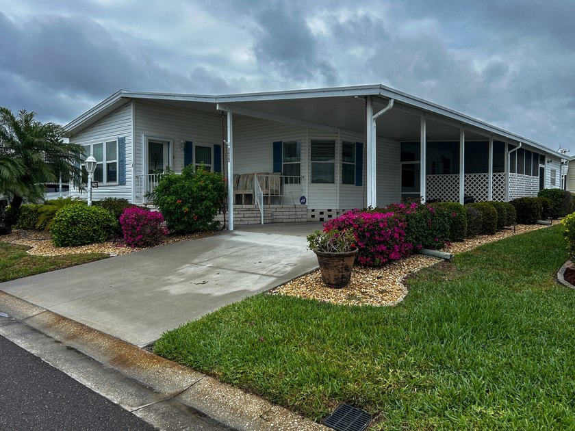 This welcoming 2 bed 2 bath offers more space than imagined - Beach Home for sale in Palmetto, Florida on Beachhouse.com
