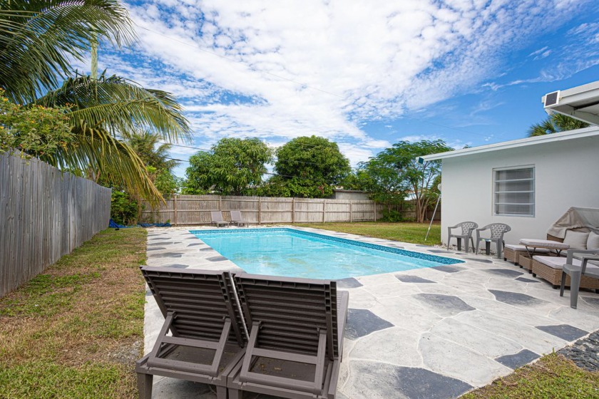 BACK ON THE MARKET!NO HOA! POOL HOME! NEWER ROOF! MOVE IN READY! - Beach Home for sale in Lantana, Florida on Beachhouse.com