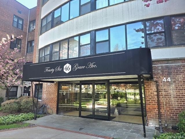 A spacious, sun-filled apartment with an exceptional layout - Beach Home for sale in Great Neck, New York on Beachhouse.com