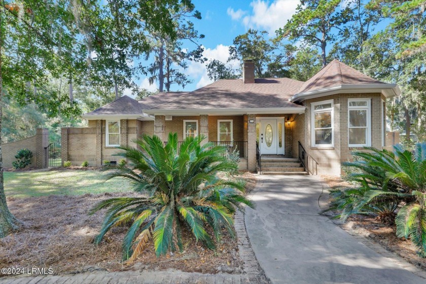 Welcome to 10 Dolphin Point Dr, a beautiful 3-bed, 3-bath home - Beach Home for sale in Beaufort, South Carolina on Beachhouse.com