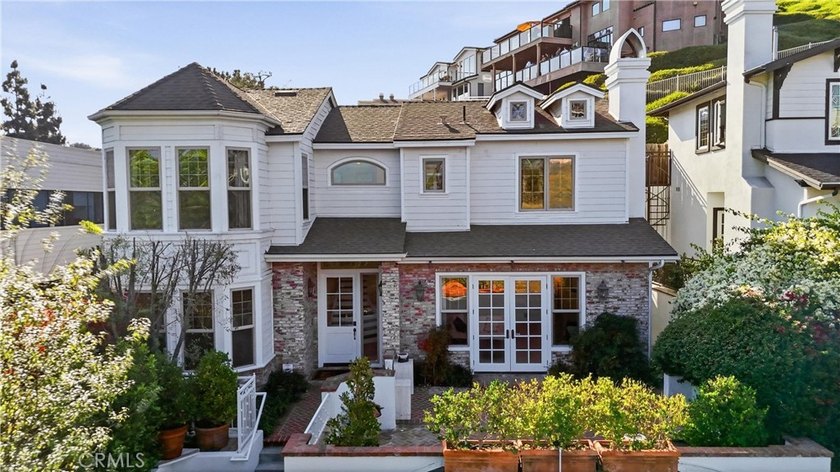 Location truly doesn't get better than this. Ideally situated in - Beach Home for sale in Dana Point, California on Beachhouse.com
