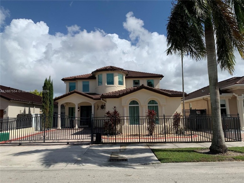 This stunning residence features a spacious living area - Beach Home for sale in Miami, Florida on Beachhouse.com