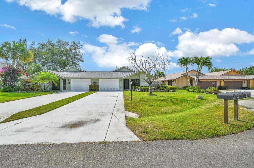 Pristine EAGLEWOOD Community with tennis and golf and great - Beach Townhome/Townhouse for sale in Hobe Sound, Florida on Beachhouse.com