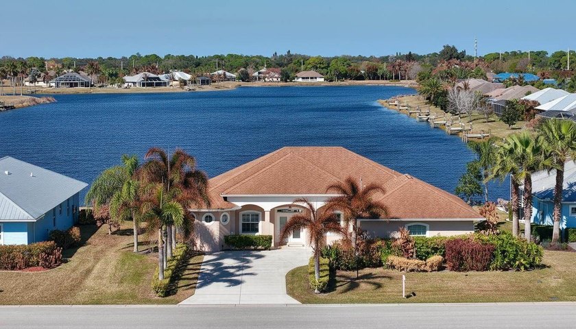 Beautiful 2015 3BR/3BTH + office/extended 2 car garage in highly - Beach Home for sale in Sebastian, Florida on Beachhouse.com