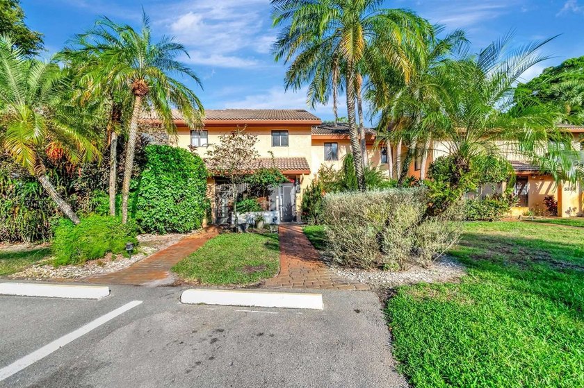 Stunning 3 Bedroom, 2 Bath Golf Course Condo with Vaulted - Beach Condo for sale in Greenacres, Florida on Beachhouse.com