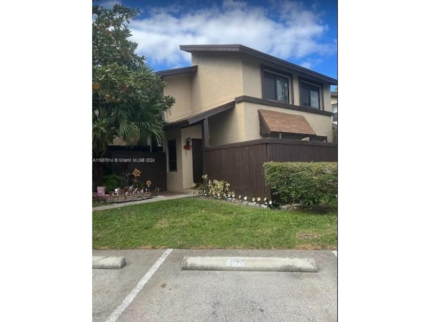 Spacious Townhouse with Prime Amenities!

Welcome to this - Beach Townhome/Townhouse for sale in Pembroke Pines, Florida on Beachhouse.com