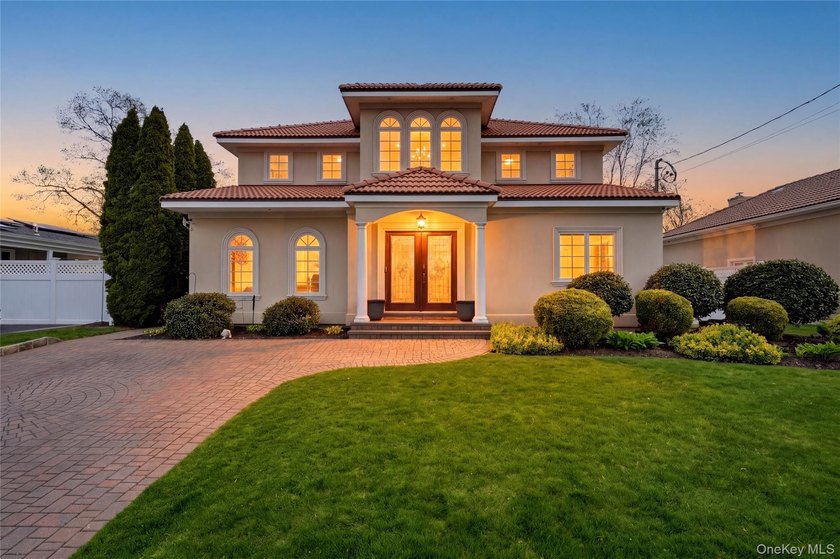 FORGET THE TSA LINES...PALM BEACH MEETS PARK LANE RIGHT HERE IN - Beach Home for sale in Massapequa, New York on Beachhouse.com