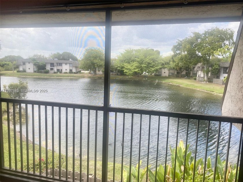 GORGEOUS LAKEVIEW* 2 BED/2 BATHS CONDO COMPLETELY RENOVATED * - Beach Condo for sale in Sunrise, Florida on Beachhouse.com