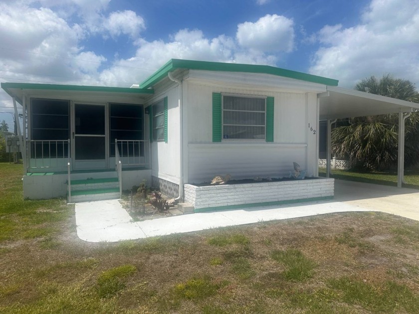 Spectacular buy at this price!  This sweet home showcases a - Beach Home for sale in Nokomis, Florida on Beachhouse.com