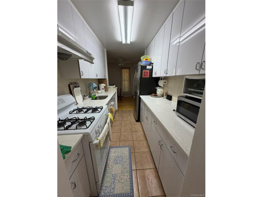 huge 1115 sq ft condo in Flushing, 2 bedroom and 2 full baths - Beach Condo for sale in Flushing, New York on Beachhouse.com