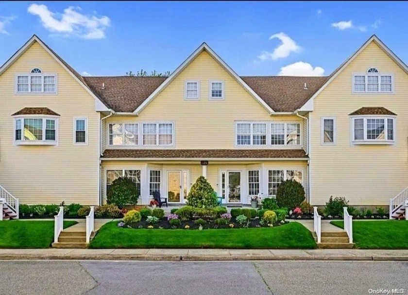 Over 2,400 sq. ft. of living space! This AMAZING and SPACIOUS - Beach Townhome/Townhouse for sale in Freeport, New York on Beachhouse.com