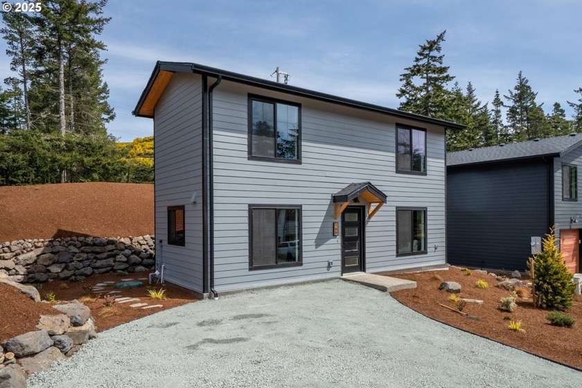 Just a mile from downtown Oceanside and a short stroll to the - Beach Home for sale in Tillamook, Oregon on Beachhouse.com