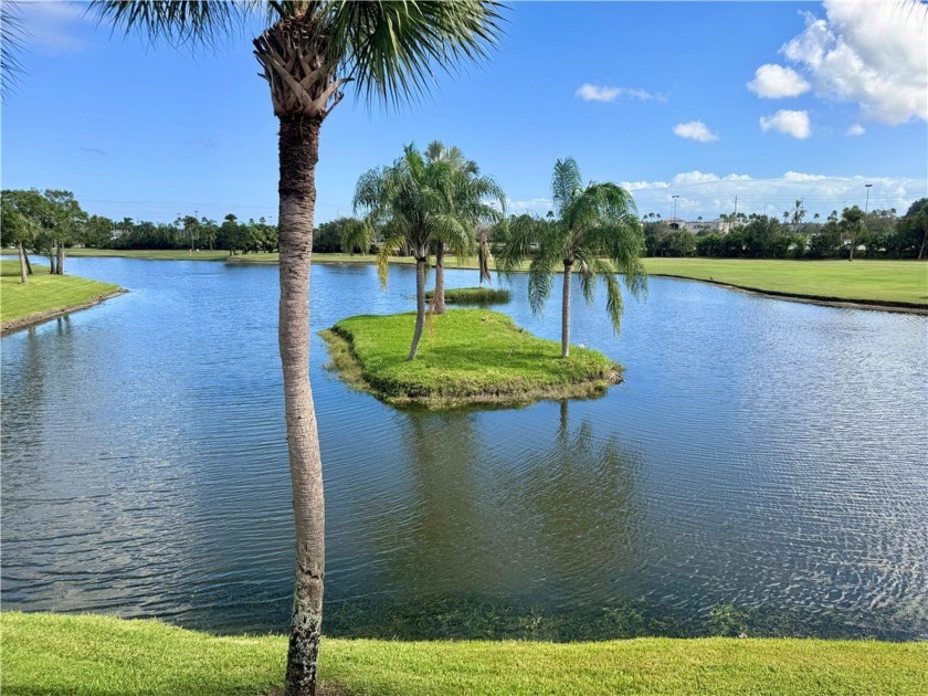 Cozy into this furnished, turnkey 2bd/2ba condo! Enjoy cooking - Beach Home for sale in Vero Beach, Florida on Beachhouse.com