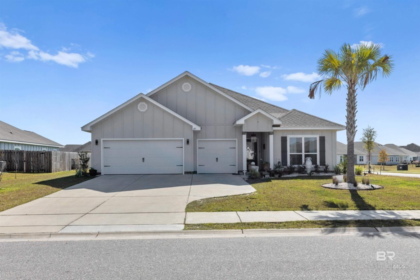 This stylish, like-new ranch home with 3-car garage and in-law - Beach Home for sale in Gulf Shores, Alabama on Beachhouse.com