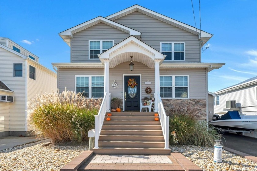 Gorgeous waterfront property featuring 2 boat slips and 50 feet - Beach Home for sale in Lindenhurst, New York on Beachhouse.com