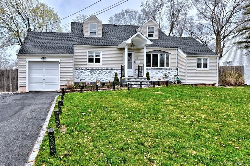 UPDATED SPACIOUS CAPE , 4 BEDROOMS 2 BATHROOMS, EAT IN KITCHEN - Beach Home for sale in Kings Park, New York on Beachhouse.com