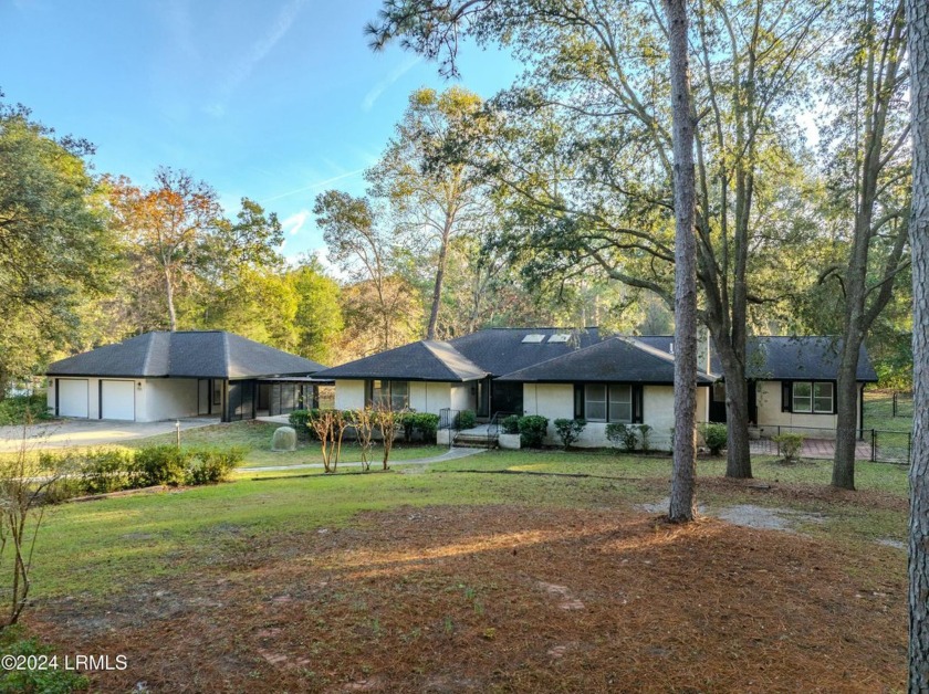 Stunning Sprawling Ranch Home on the Golf Course! Discover your - Beach Home for sale in Beaufort, South Carolina on Beachhouse.com