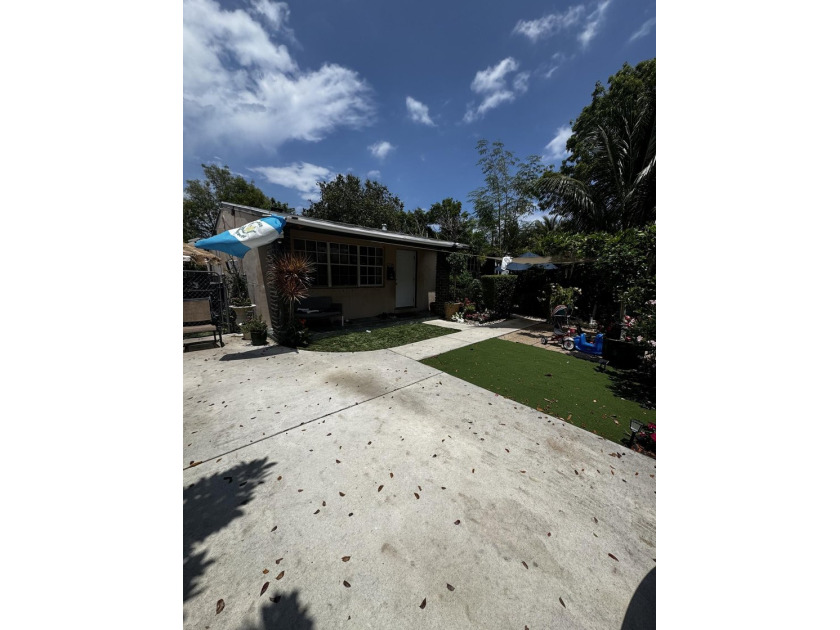 4 bedroom 1 bath house occupied do not walk or talk with tenant - Beach Home for sale in West Palm Beach, Florida on Beachhouse.com