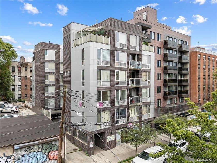 This bright and efficient one-bedroom condo offers approximately - Beach Condo for sale in Flushing, New York on Beachhouse.com