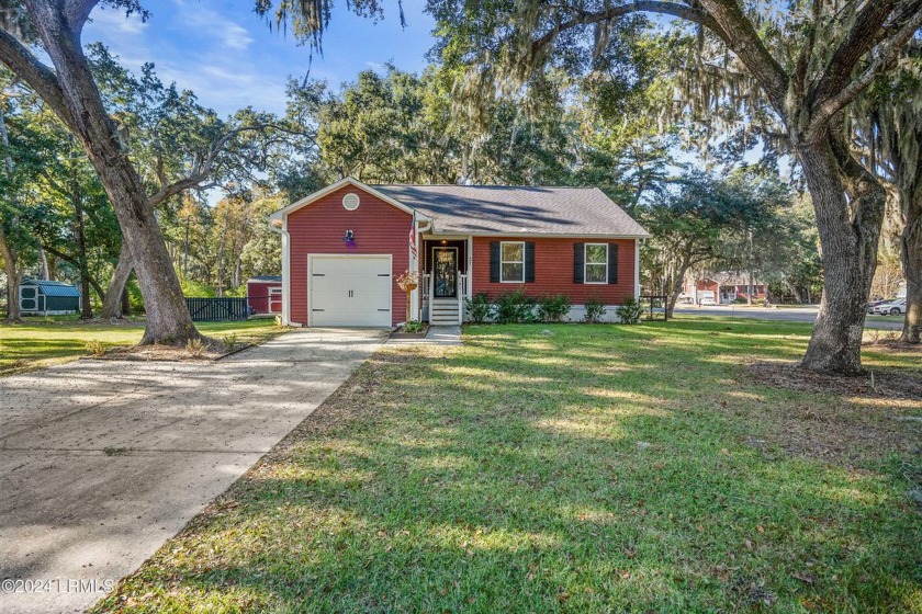 Welcome to 27 Canopy Lane in the Grove Pointe neighborhood on St - Beach Home for sale in Saint Helena Island, South Carolina on Beachhouse.com