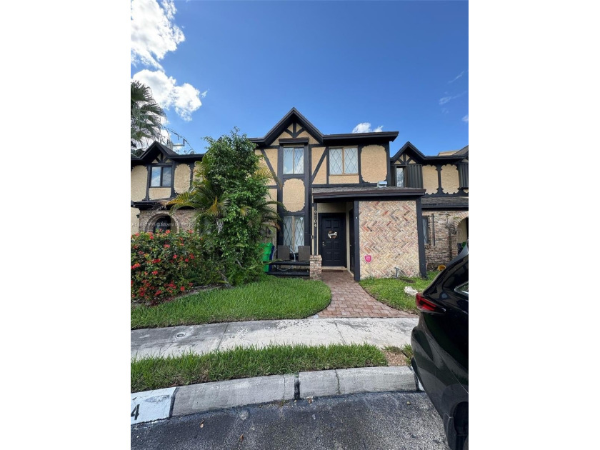 This beautifully maintained 2 beds 2.5 baths home features a - Beach Townhome/Townhouse for sale in Sunrise, Florida on Beachhouse.com
