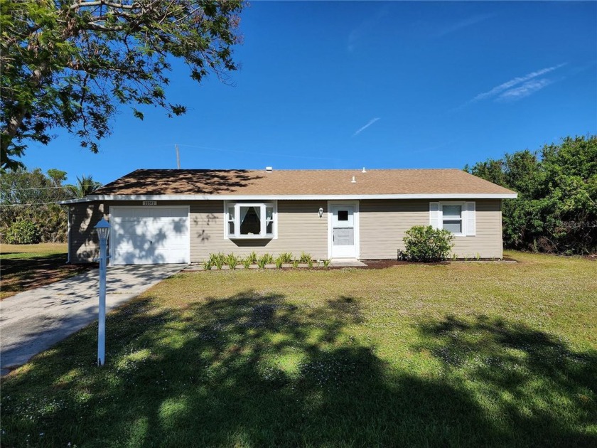 This seller is motivated! This charming 2-bedroom, 2-bath home - Beach Home for sale in Port Charlotte, Florida on Beachhouse.com