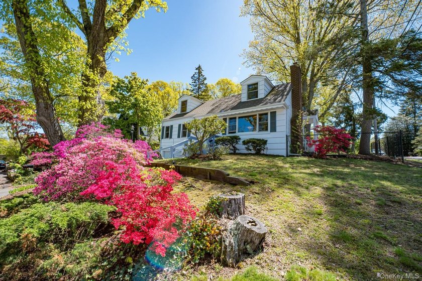 This Nantucket Cape boasts beautiful waterviews overlooking - Beach Home for sale in Huntington, New York on Beachhouse.com