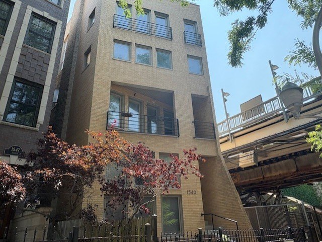 Check out this sun drenched condo in the heart of Old Town on - Beach Condo for sale in Chicago, Illinois on Beachhouse.com