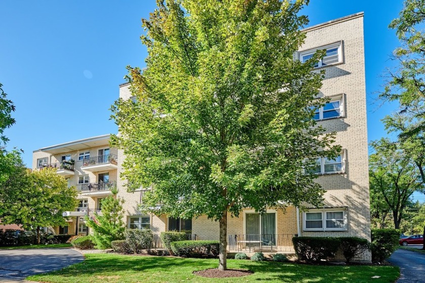 Extra Large 3 bedroom-2 bath Condo situated on a quiet Downtown - Beach Home for sale in Skokie, Illinois on Beachhouse.com