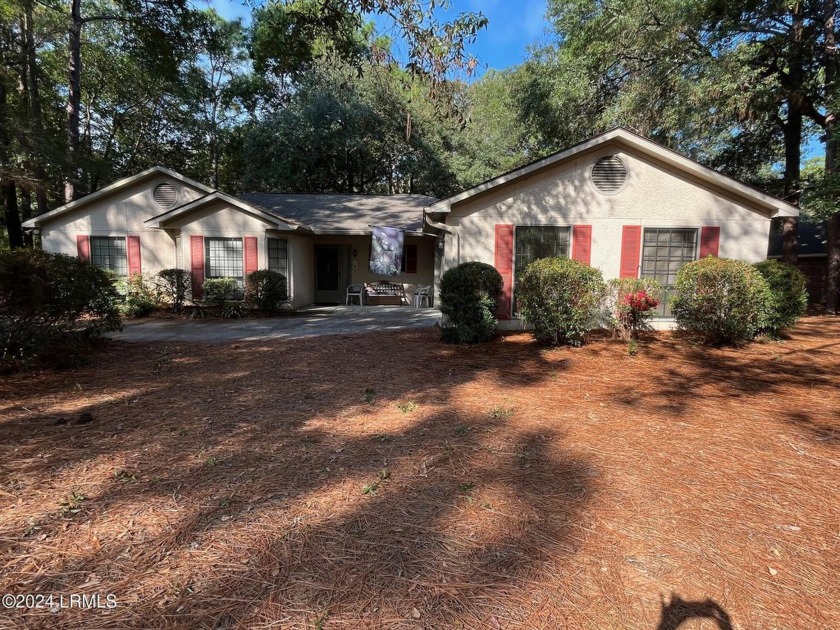 WELL MAINTAINED 3 BEDROOM, 2 BATH HOME IN ROYAL PINES.  COZY - Beach Home for sale in Beaufort, South Carolina on Beachhouse.com