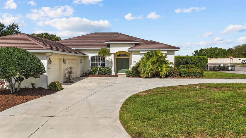 Welcome to your dream home in Venice. Sitting conveniently on a - Beach Home for sale in Venice, Florida on Beachhouse.com