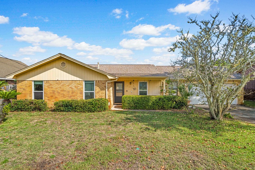 Priced to sell! This all brick home in Mary Esther is ready for - Beach Home for sale in Mary Esther, Florida on Beachhouse.com