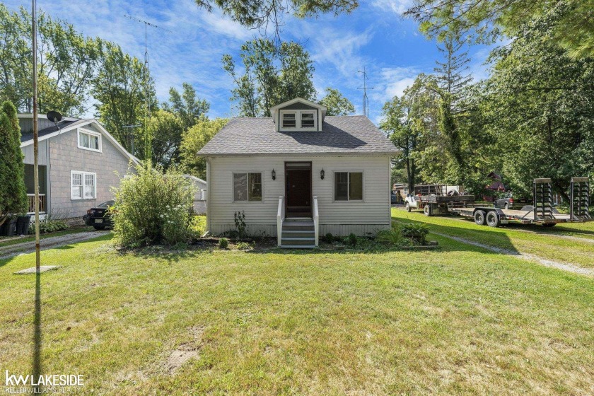 This cute, 3-bedroom, 1-bath bungalow offers 1,309 sq. ft. of - Beach Home for sale in Fort Gratiot, Michigan on Beachhouse.com