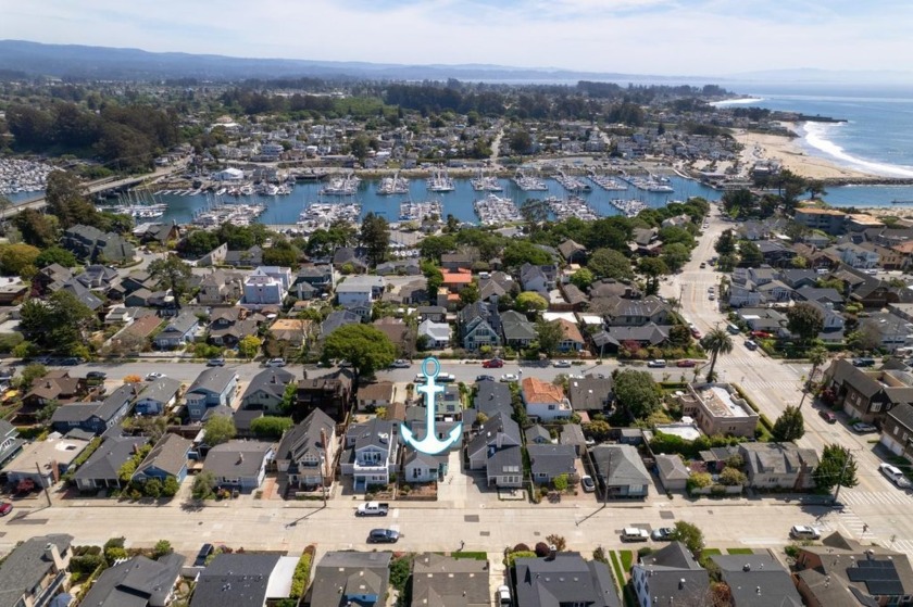 Seabright Bungalow with many nooks and creative spaces is a must - Beach Home for sale in Santa Cruz, California on Beachhouse.com