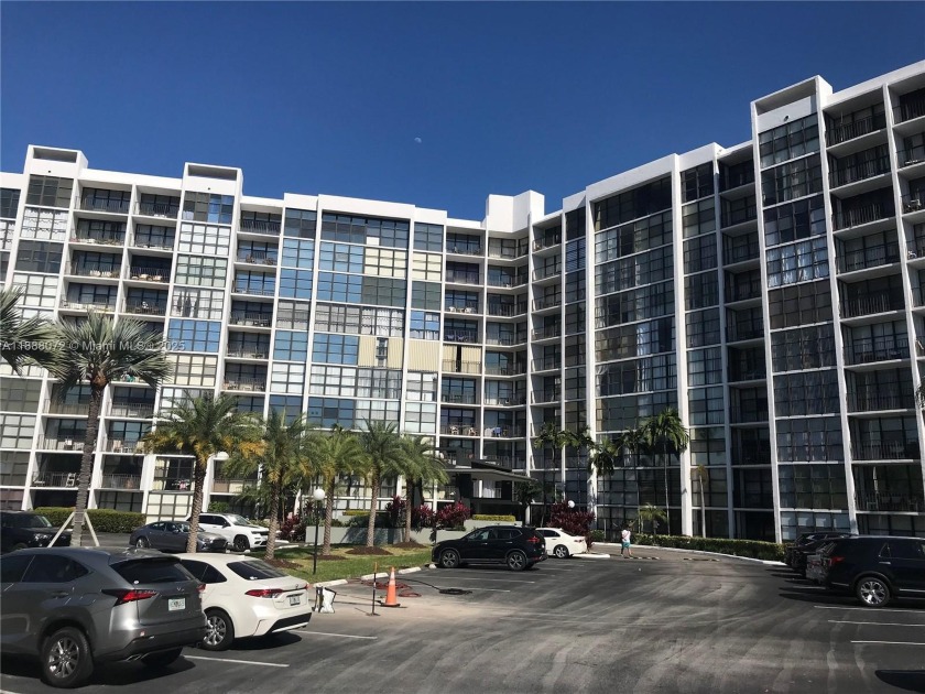 CHARMING AND REMODELED 1 BEDROOM, 1.5 BATH UNIT WITH A VERSATILE - Beach Condo for sale in Hallandale Beach, Florida on Beachhouse.com